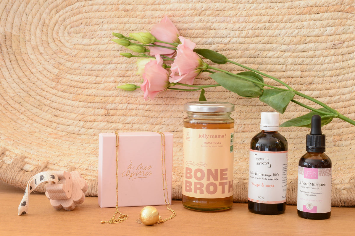 Bouillon post-partum, huile de massage, bola et flacon d'huile de rose musquée