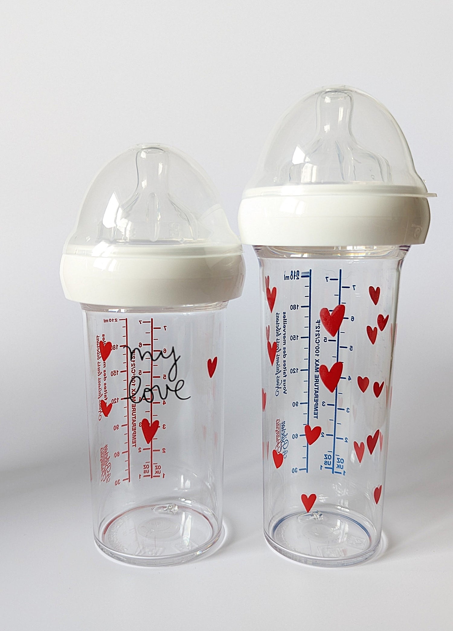 Deux biberons de 210 ml avec des coeurs rouge et un des biberons à une inscription "my love"